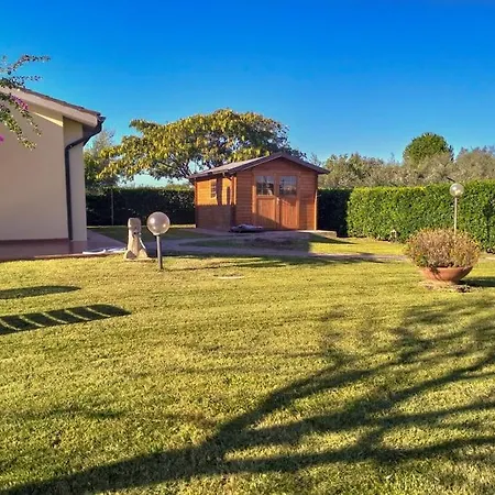 Rio, Large Private Garden Apartment Cecina (Livorno)